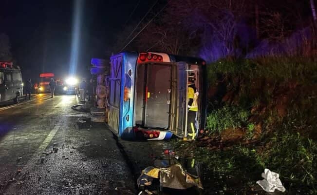 Volcamiento de bus deja más de 15 heridos en la llamada "Ruta de la Muerte" de Talca