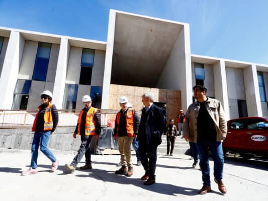 Autoridades destacan avances en la construcción de la nueva estación de trenes de Curicó
