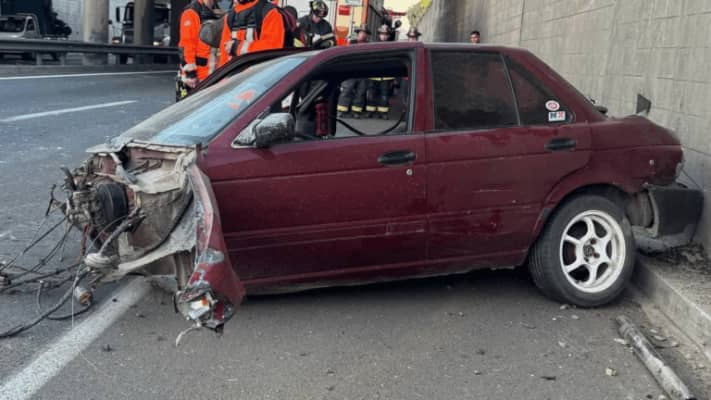 Tres jóvenes salieron eyectados tras violento choque bajo Puente Varoli en Talca