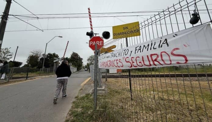 Alarma en Curicó: EFE retira guardacruces en Sarmiento y vecinos denuncian riesgo tras fatal accidente