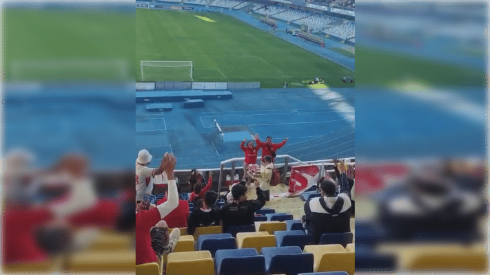 ¡Un crack! Hincha albirrojo se la jugó y pidió matrimonio en el partido ante la U. de Concepción
