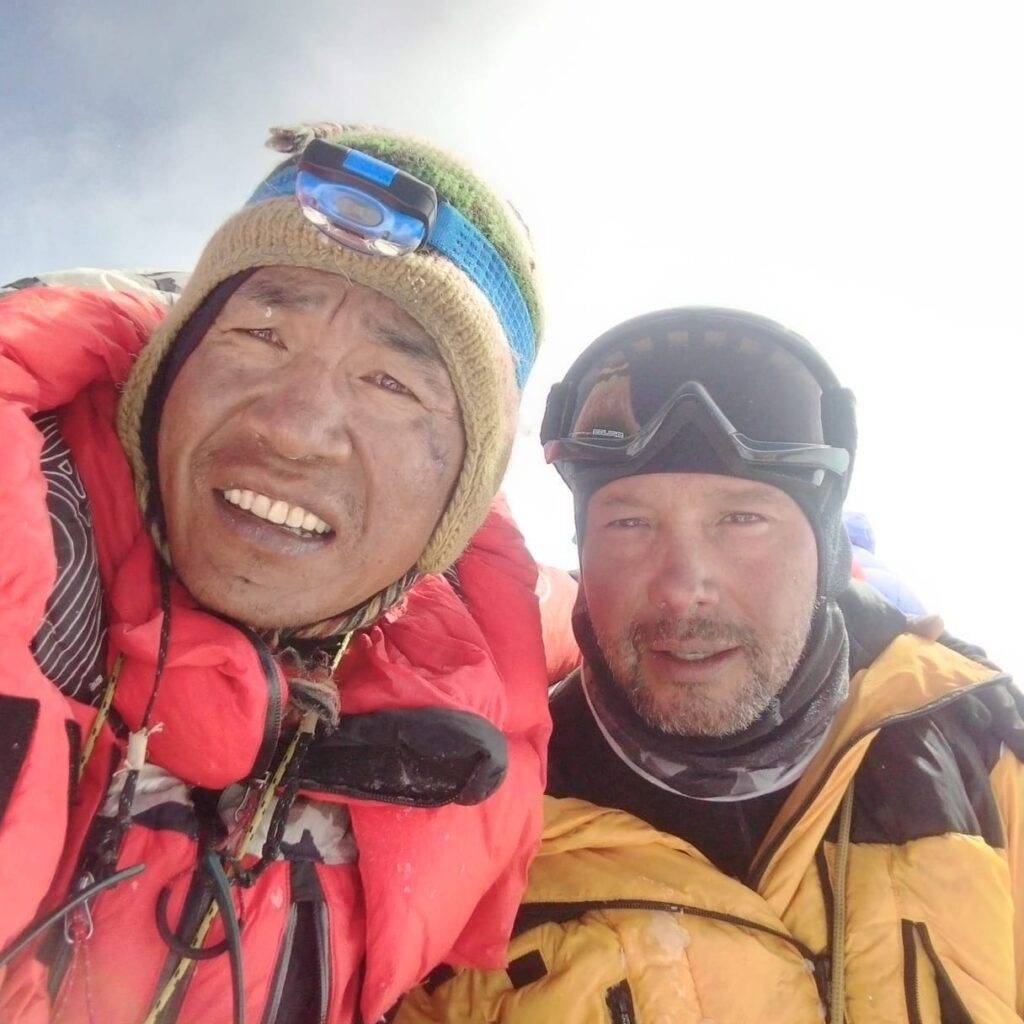 Montañista que ascendió al Everest analiza tragedia ocurrida en Torres del Paine