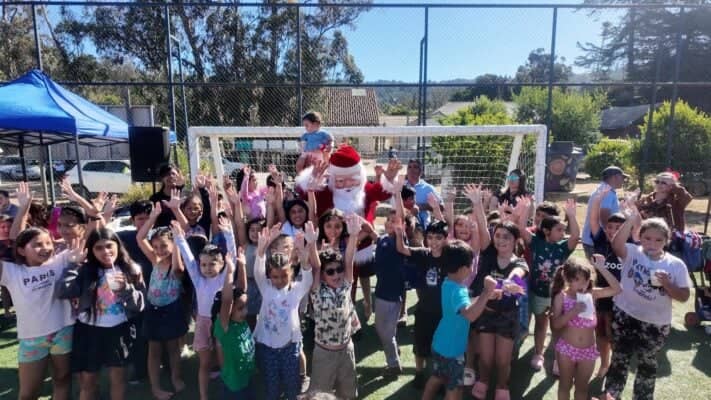 Niños y niñas de Vichuquén recibieron sus regalos en medio de fiesta interactiva