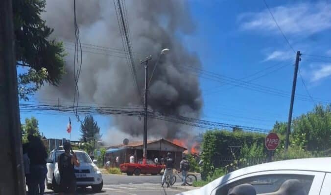 Accidente eléctrico provoca incendio con pérdida total y nueve damnificados en Sarmiento