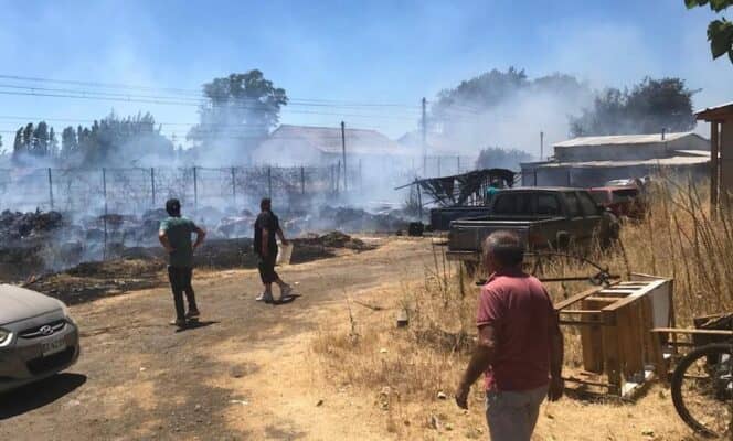 Sarmiento: Rápida acción de Bomberos y vecinos salva histórica exestación de trenes tras incendio de pastizales