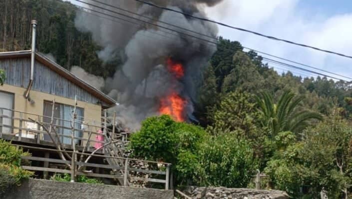 Voraz incendio en La Pesca reduce a cenizas dos cabañas de veraneo: Hijo del propietario resultó herido