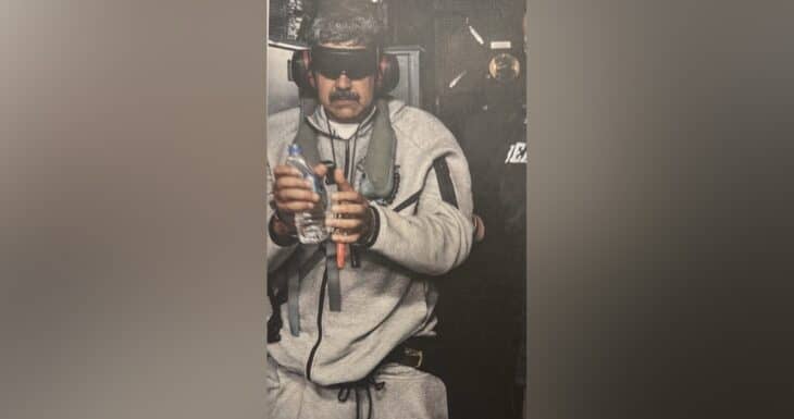 Donald Trump difunde imagen de Nicolás Maduro en aparente traslado tras operación militar