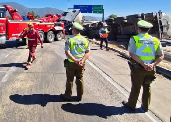 Camión derramó carga de alquitrán tras impactar con barreras de contención en San Fernando