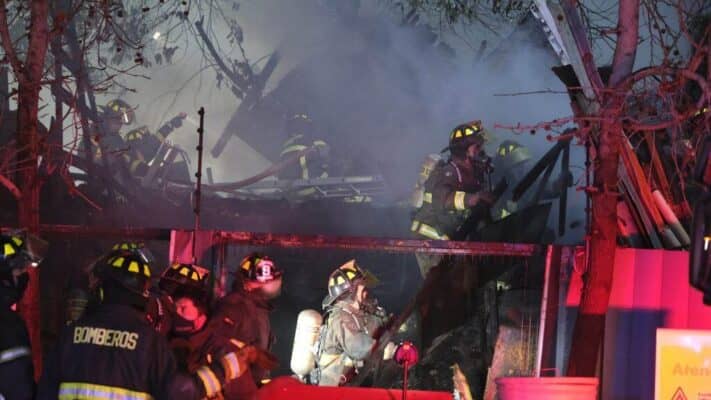 Mujer muere calcinada y dos hombres sufren graves quemaduras en incendio intencional en Cartagena