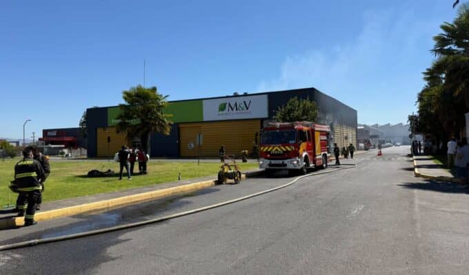 Trabajador detenido y millonarias pérdidas deja incendio estructural en bodegas de agroquímicos en Curicó