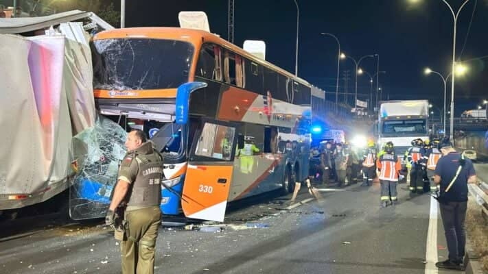 Choque entre bus y camión en Talca deja seis heridos