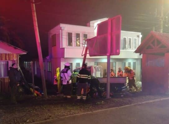 Choque de camión con iglesia en Romeral dejó un fallecido y un herido grave