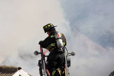 Incendio destruye dos viviendas dejando a ocho damnificados en el sector Barba Rubia