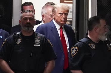 Aumentan los peligros legales para Trump mientras hace campaña hacia 2024
