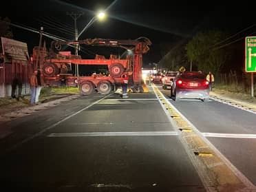 Motociclista muere tras impactar con camión forestal en Curicó
