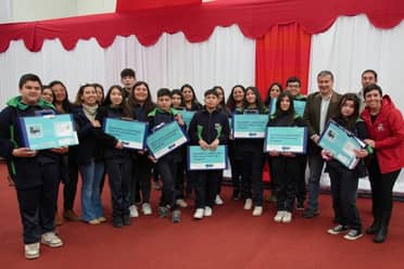 Estudiantes de Teno recibieron 282 computadores de las Becas TIC de JUNAEB