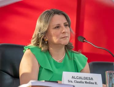 Alcaldesa de Rauco desmiente "estratosférico" aumento de horas extras, aunque reconoce alza
