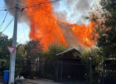 Incendio destruyó vivienda y dejó cinco damnificados en Sagrada Familia