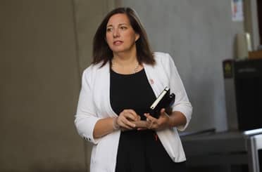 Senadora Vodanovic gestiona apoyo para productores afectados por crisis de exportación de cerezas