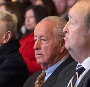 Santiago Achurra es premiado en aniversario del Club de la Unión de Curicó