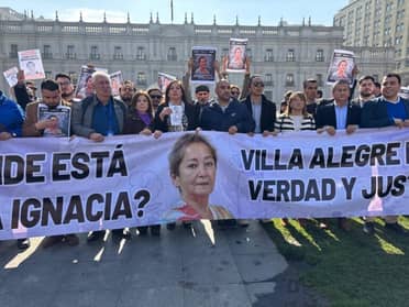 Senadora Vodanovic y alcaldes del Maule llegaron hasta La Moneda para exigir claridad en caso de concejala desaparecida