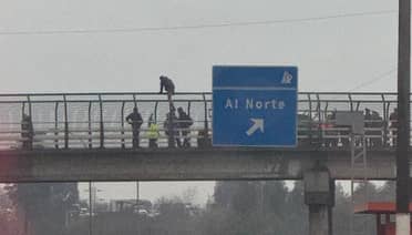 Finaliza con éxito rescate de persona que amenazaba con lanzarse desde el Puente Lircay en Talca