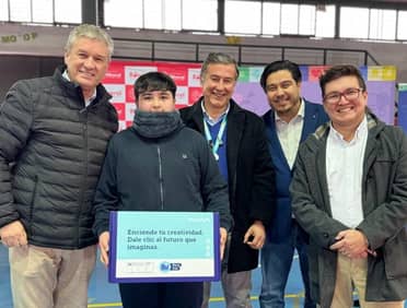 Más de 150 estudiantes de Romeral reciben computadores con internet gratuito a través de la Beca TIC de JUNAEB