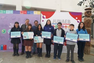 Junaeb repartió 88 computadores a estudiantes de Licantén que obtuvieron la Beca TIC