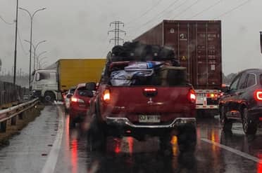 Colisión de tres vehículos mantiene el tránsito suspendido en la salida sur de Curicó