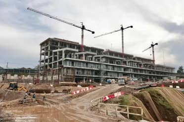 Diputado Sepúlveda y directiva del Hospital de Constitución inspeccionan obras del nuevo recinto