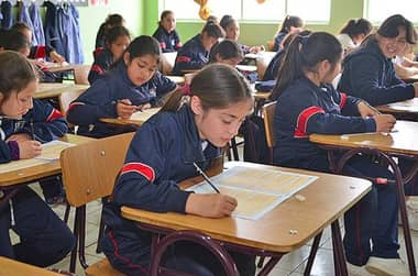 Colegio de Profesores pidió al Gobierno suspender las clases presenciales por el aumento de casos de coronavirus