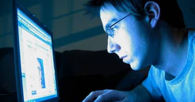 Los mitos y verdades de los efectos de la “luz azul” en la vista