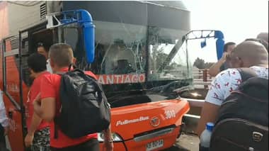 Bus interurbano choca con barrera de contención del Puente Teno en Ruta 5