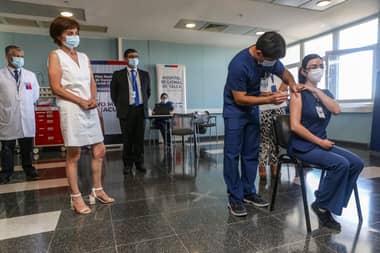 23 funcionarios de la salud decidieron no vacunarse contra el COVID-19 en el Maule