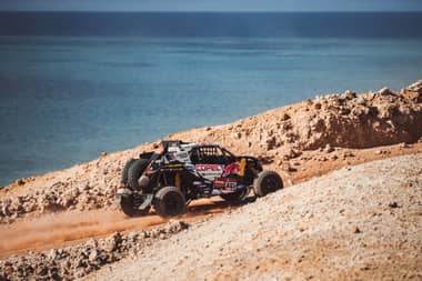 Chaleco López vuelve al primer lugar en Vehículos Ligeros en el Dakar