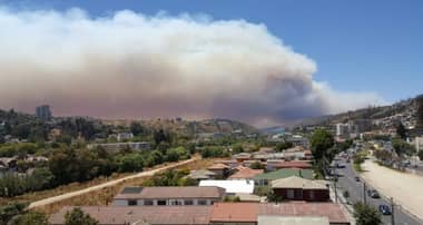 Declaran Alerta Roja en Valparaíso y Quilpué por incendio forestal