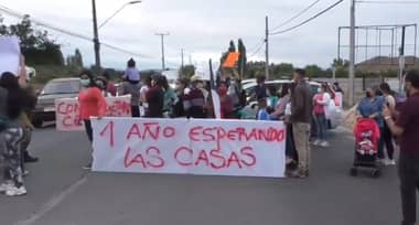 Familias de conjunto habitacional Las Vertientes cortaron Ruta J-60 exigiendo entrega de sus casas