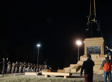 Estatua del General Baquedano es retirada de la “zona cero” de Santiago