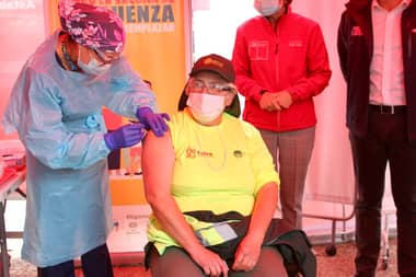 Adelantan calendario de vacunación: En dos semanas se inoculará a personas entre 44 y 35 años