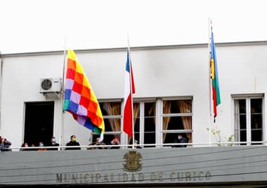 Municipalidad de Curicó izó banderas de pueblos originarios en día conmemorativo