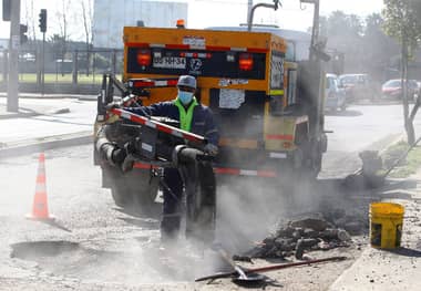 Camión bacheador realiza reparaciones de “eventos” en calles de Curicó