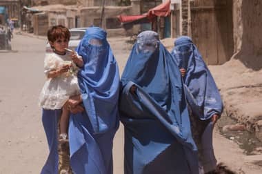 Por qué los talibanes pueden aplastar 20 años de conquistas de las mujeres afganas