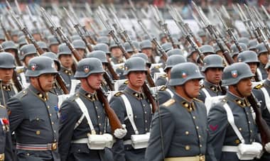 Fuerzas Armadas y Carabineros han gastado más de $389 millones en alcohol en lo que va de 2025