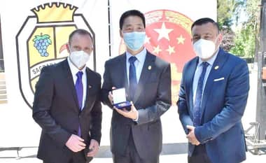 Embajador de China visitó Sagrada Familia en inicio de temporada de cosecha de cerezas