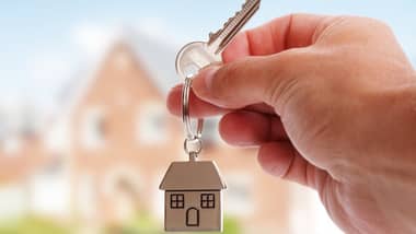 Alcaldes de Curicó y Romeral evalúan solución habitacional para familias en necesidad