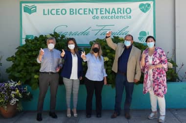 Comunidad educativa del Liceo Bicentenario de Sagrada Familia firmó compromiso 2021