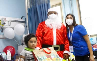 Ayudante del Viejito Pascuero visitó a niñas y niños en el Hospital de Curicó