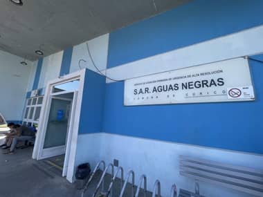 Hombre con herida a bala es abandonado en el SAR de Aguas Negras y queda en riesgo vital