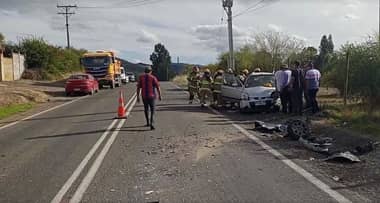 Tres lesionados deja colisión de dos vehículos en Villa Prat