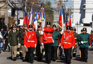 Distinciones marcan desfile provincial de Bomberos en Curicó